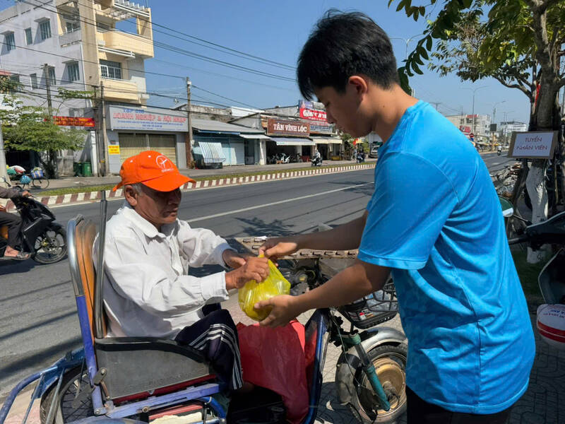 Workers are having difficulty getting a full stomach with 0 VND meals. Photo: Hoang Loc
