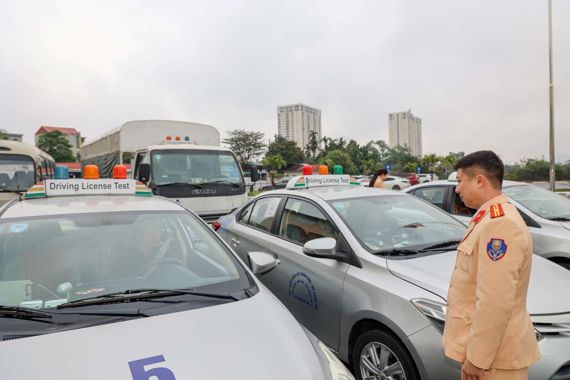 Traffic police receive training, testing, and issuing driving licenses. Photo: To The