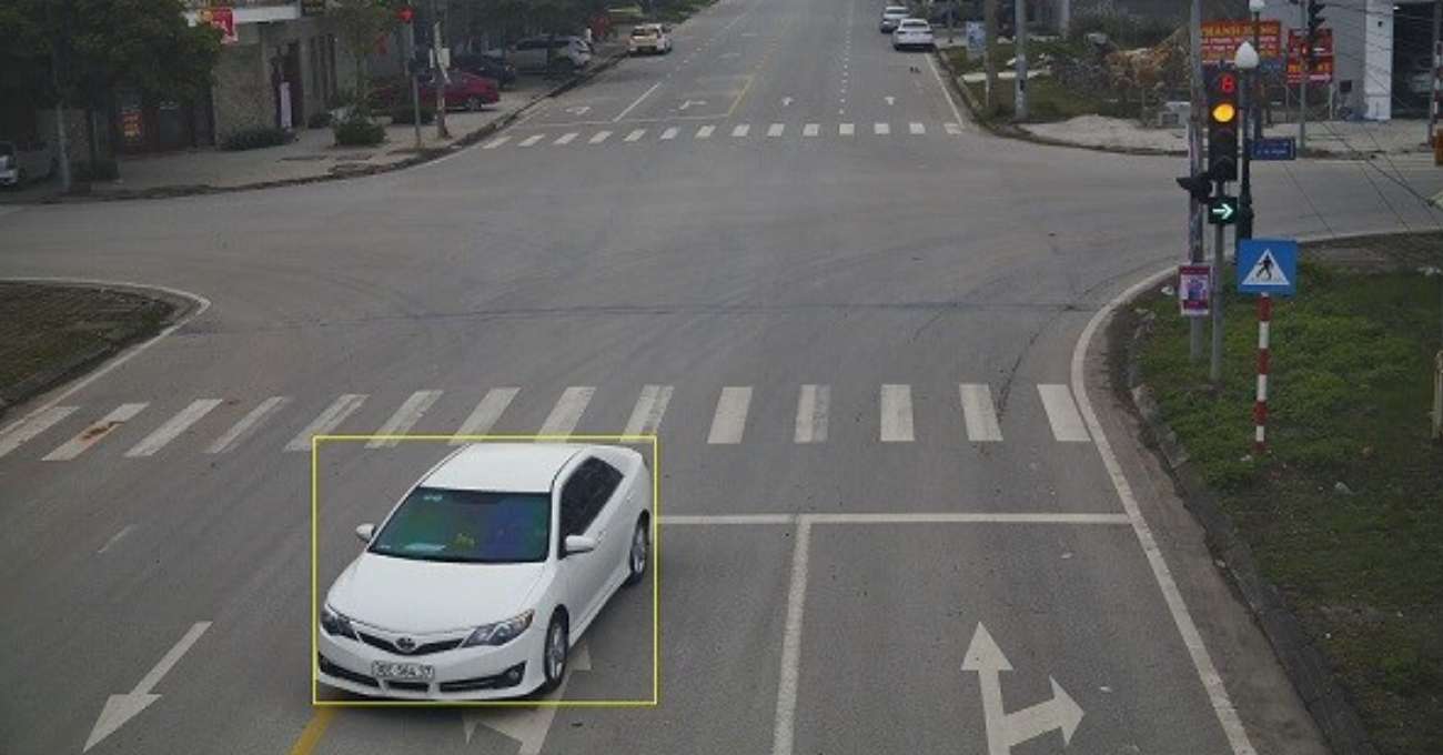 Cars encroach on lanes and cross road markings on Le Hong Phong Street, Xuong Giang Ward, Bac Giang City. Photo: Bac Giang Police