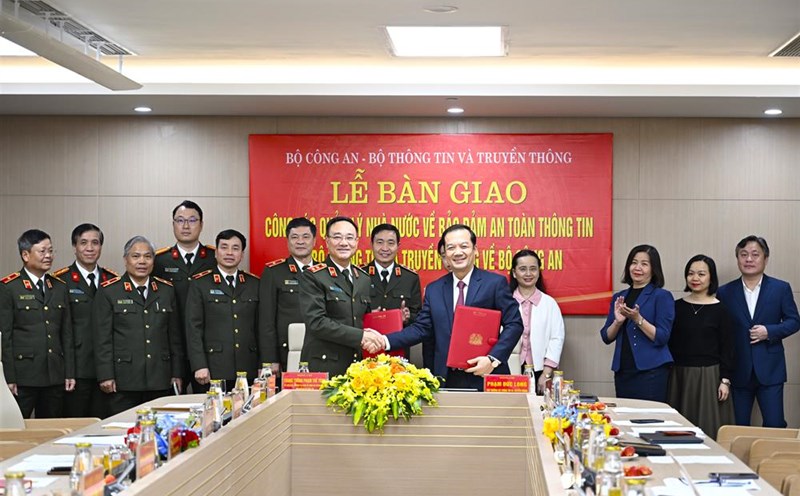 Deputy Minister of Public Security Pham The Tung and Deputy Minister of Information and Communications Pham Duc Long signed a Minutes of handover of network information security functions between the Ministry of Public Security and the Ministry of Information and Communications. Photo: Ministry of Public Security
