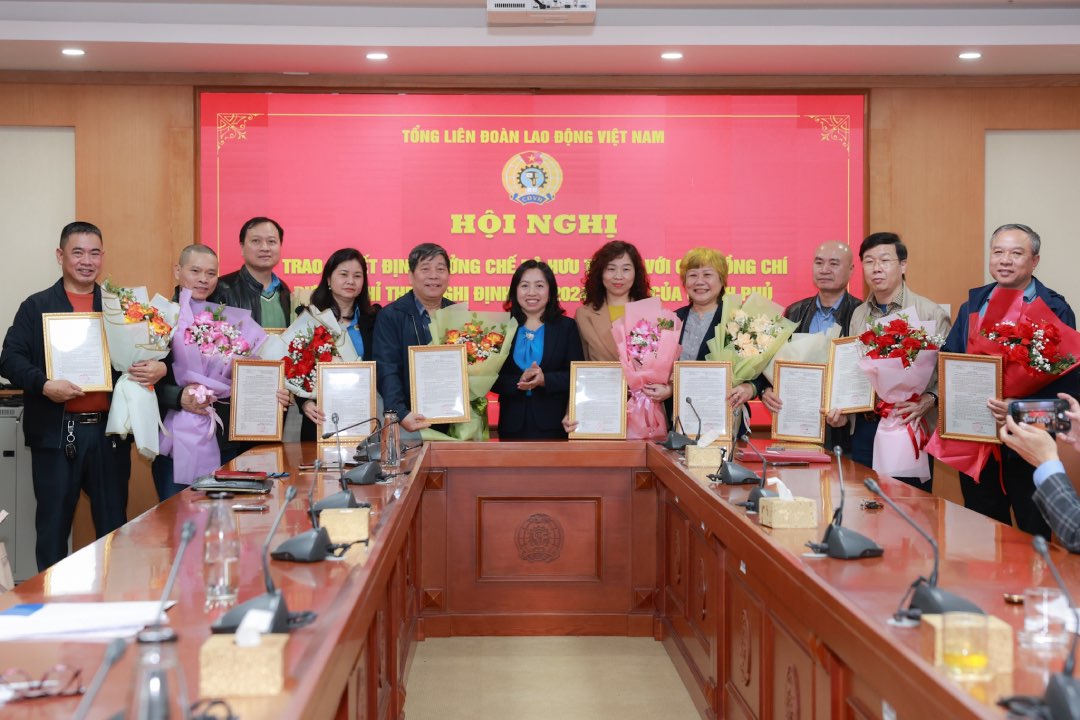 10 officials of the Vietnam General Confederation of Labor received early retirement decisions according to Decree 178. Photo: Bao Han