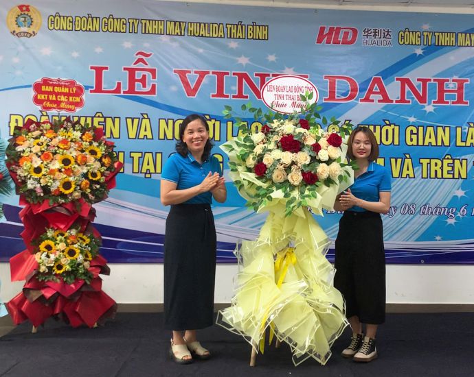 Ms. Nguyen Thi Hanh - Chairwoman of the Trade Union of Hualida Thai Binh Garment Company Limited (right) at the ceremony to honor union members and employees of the company. Photo: Ha Vi