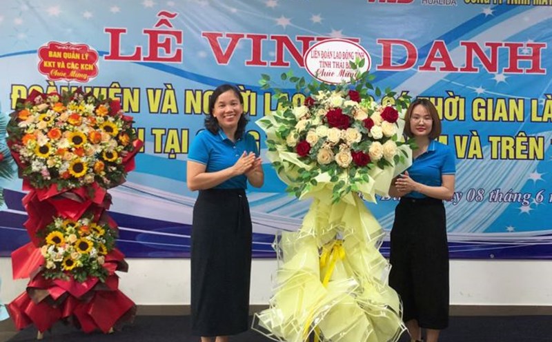 Ms. Nguyen Thi Hanh - Chairwoman of the Trade Union of Hualida Thai Binh Garment Company Limited (right) at the ceremony to honor union members and employees of the company. Photo: Ha Vi