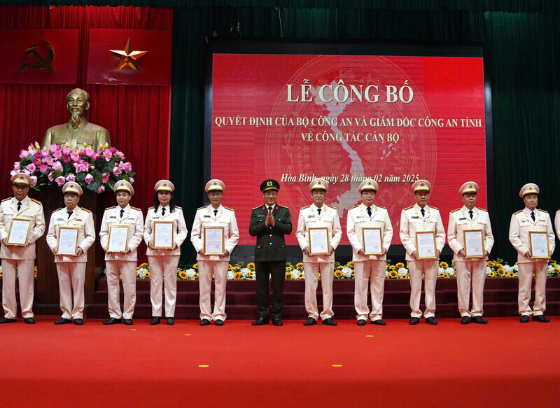 Hoa Binh Provincial Police mobilized and appointed department-level leaders. Photo: Ngo Thuy