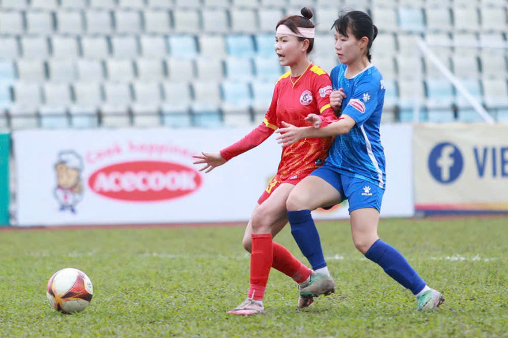 Thai Nguyen T&T (blue shirt) beat Zantino Vinh Phuc 2-0 in round 7 of the 2025 National U19 Women's Championship. Photo: VFF