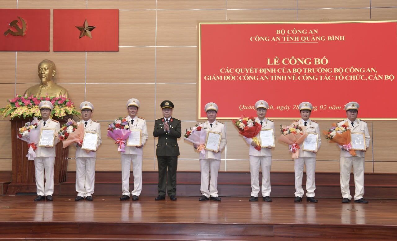 Colonel Nguyen Thanh Liem - Director of Quang Binh Provincial Police presented decisions on personnel mobilization. Photo: Quang Binh Police