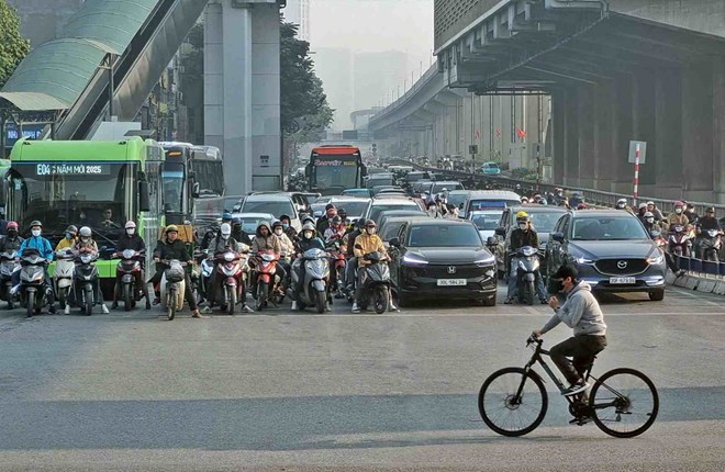 People strictly follow traffic light signals and do not run red lights when Decree 168 is implemented. Photo: To The