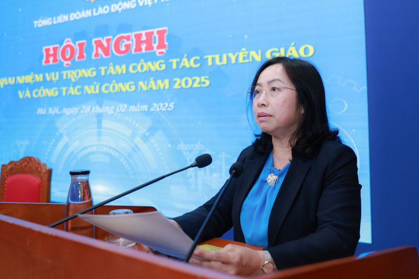 Ms. Thai Thu Xuong - Permanent Vice President of the Vietnam General Confederation of Labor - delivered the opening speech at the conference. Photo: Hai Nguyen