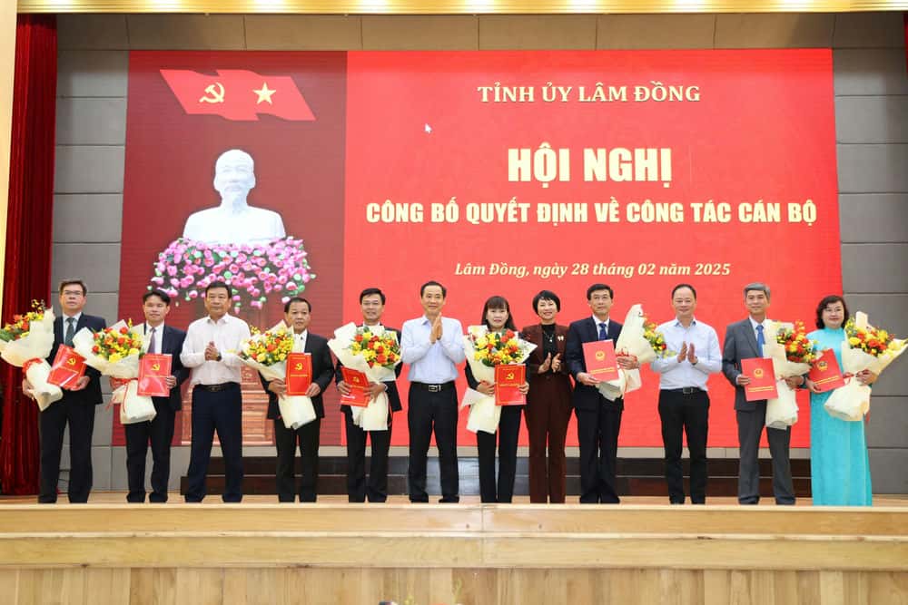 Lanh dao tinh Lam Dong tang hoa chuc mung cac can bo nhan nhiem vu, cong tac moi. Anh: Lam Hong
