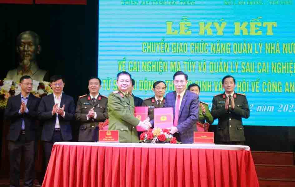 Cong an tinh Ha Tinh tiep nhan chuc nang nhiem vu quan ly nha nuoc ve cai nghien ma tuy va quan ly sau cai nghien tu So Lao dong, Thuong binh va xa hoi. Anh: Cong an Ha Tinh.