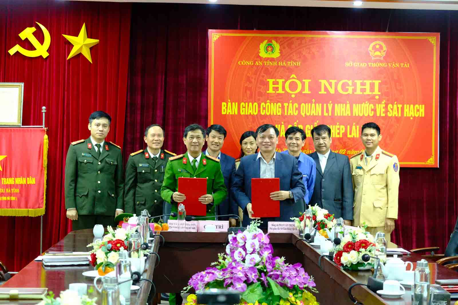 Ha Tinh Provincial Police received the task of testing drivers and issuing and exchanging driving licenses from the Department of Transport. Photo: Ha Tinh Police.