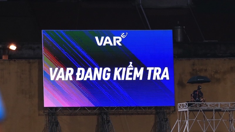 The Quang Nam - Hai Phong match did not apply VAR. Photo: Minh Dan