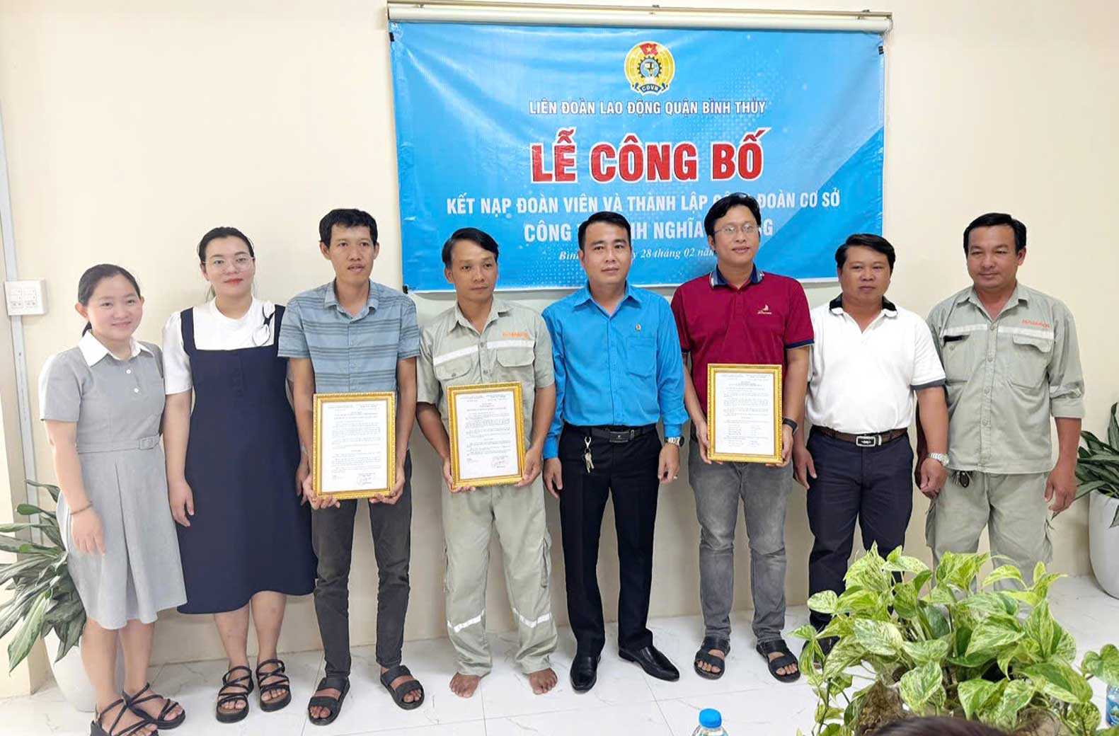 Le cong bo ket nap doan vien va thanh lap Cong doan co so (CDCS) Cong ty TNHH Nghia Dien 3G. Anh: Don vi cung cap