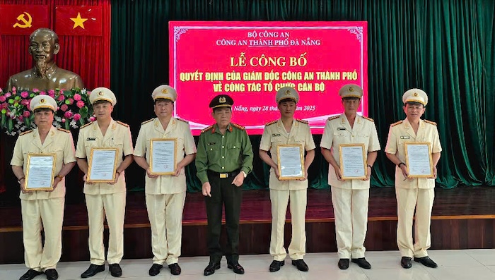 The announcement ceremony of the decision to transfer and retire a number of officers after the dissolvement of the district-level police of Da Nang City Police. Photo: Hoang Vinh