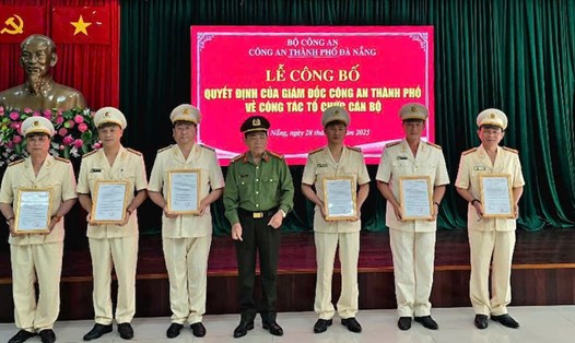 Lễ công bố quyết định điều động, nghỉ hưu một số cán bộ sau khi giải thể công an cấp quận, huyện của Công an TP Đà Nẵng. Ảnh: Hoàng Vinh