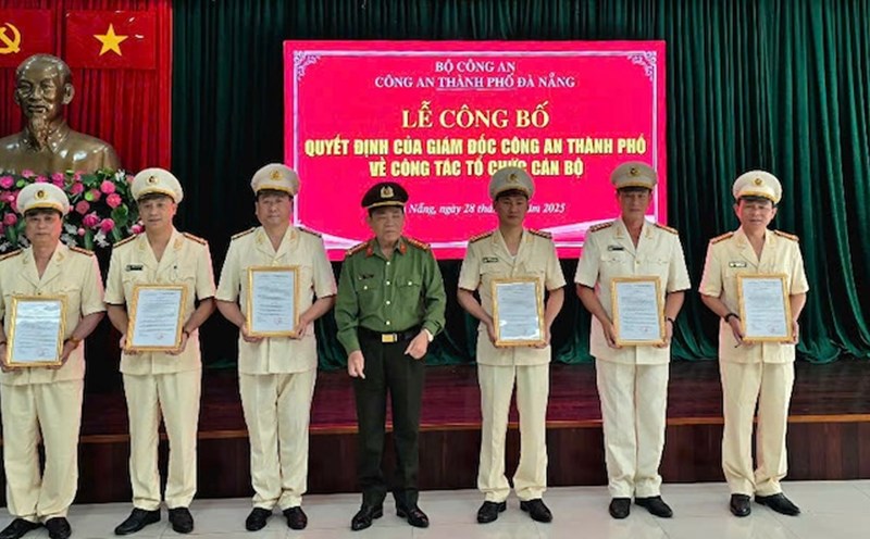 The announcement ceremony of the decision to transfer and retire a number of officers after the dissolvement of the district-level police of Da Nang City Police. Photo: Hoang Vinh