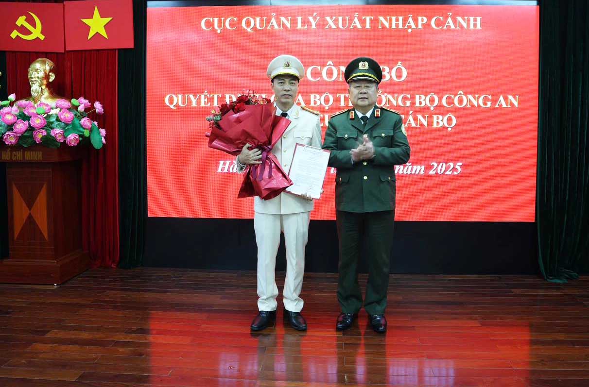 Colonel Pham Hoang Diep (left) holds the position of Deputy Director of the Department of Immigration Management, Ministry of Public Security. Photo: Tuyen Quang Provincial Police.