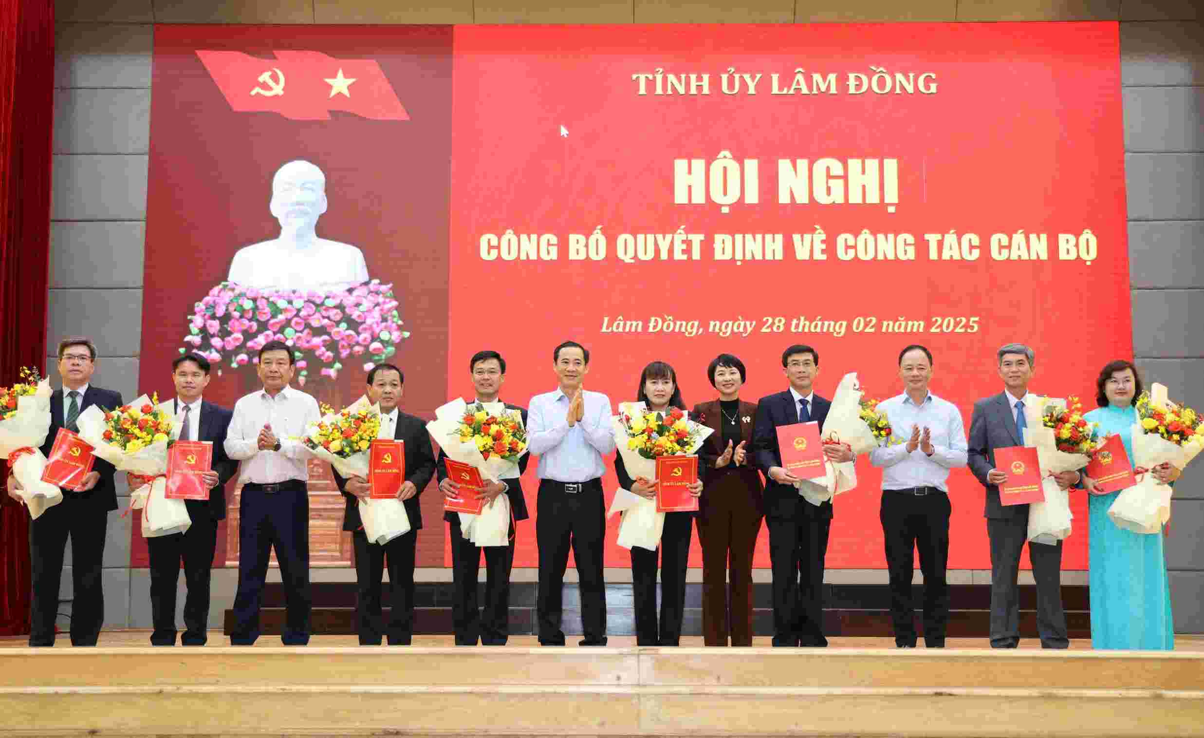 Leaders of Lam Dong Provincial Party Committee presented decisions on the transfer and appointment of many key officials. Photo: Lam Hong