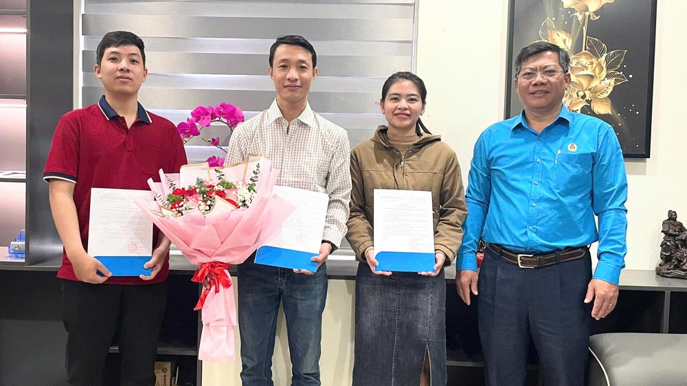 pulled out the Executive Board of the Trade Union of Da Nang Tea Company Limited. Photo: Tra Van