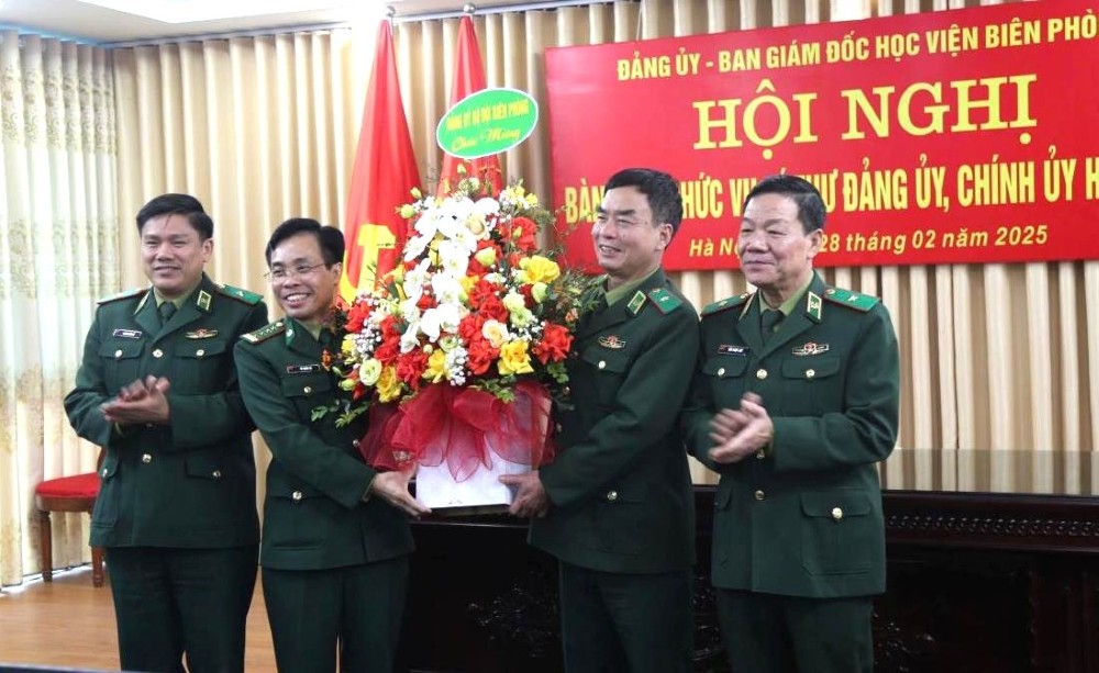 Cac dai bieu chuc mung Thieu tuong Nguyen Thai Sinh hoan thanh xuat sac nhiem vu sau hon 40 phuc vu trong Quan doi. Anh: VGP