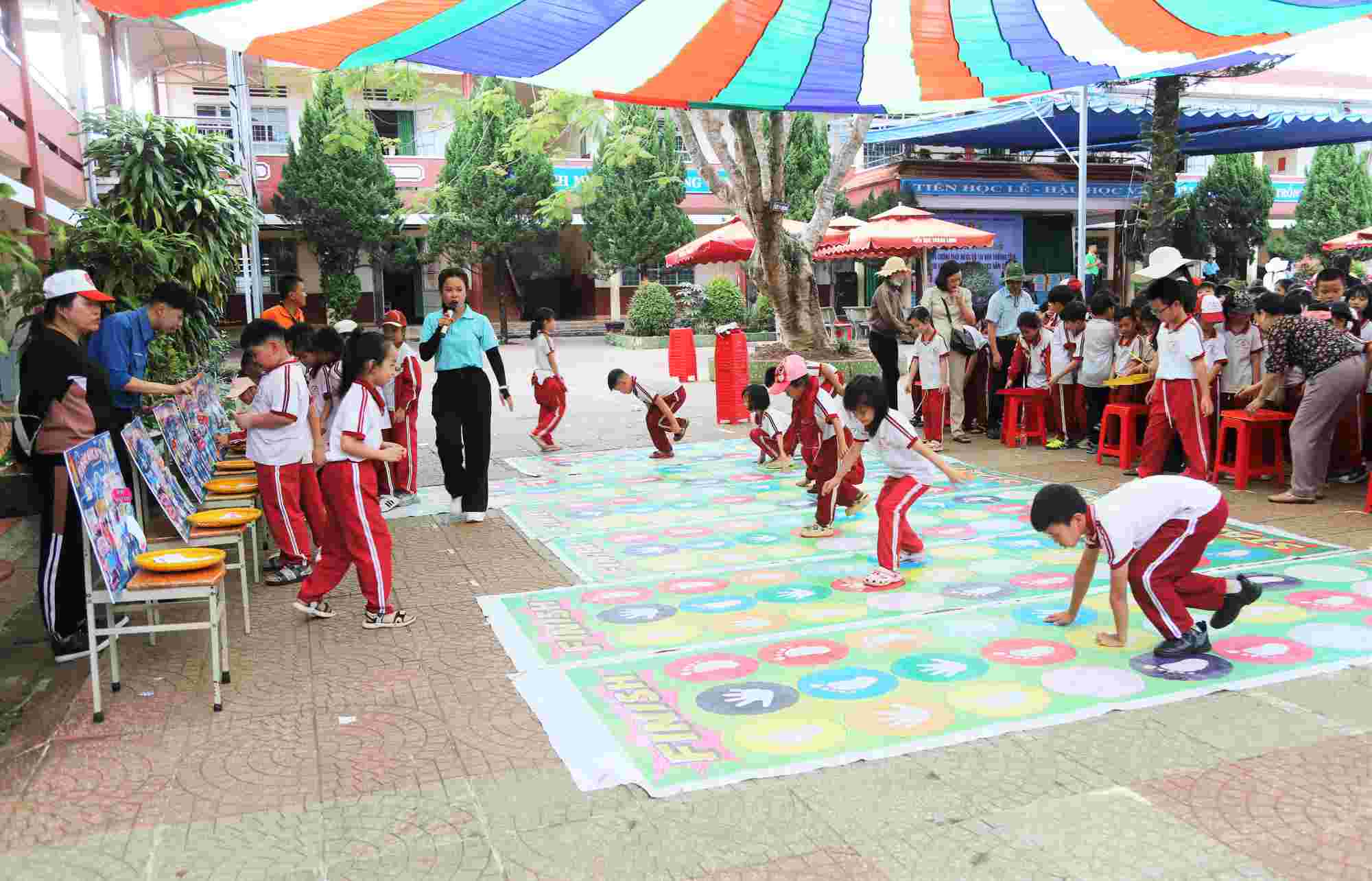 More than 1,000 students in Bao Loc city have just participated in the life skills education program. Photo: Lam Hong