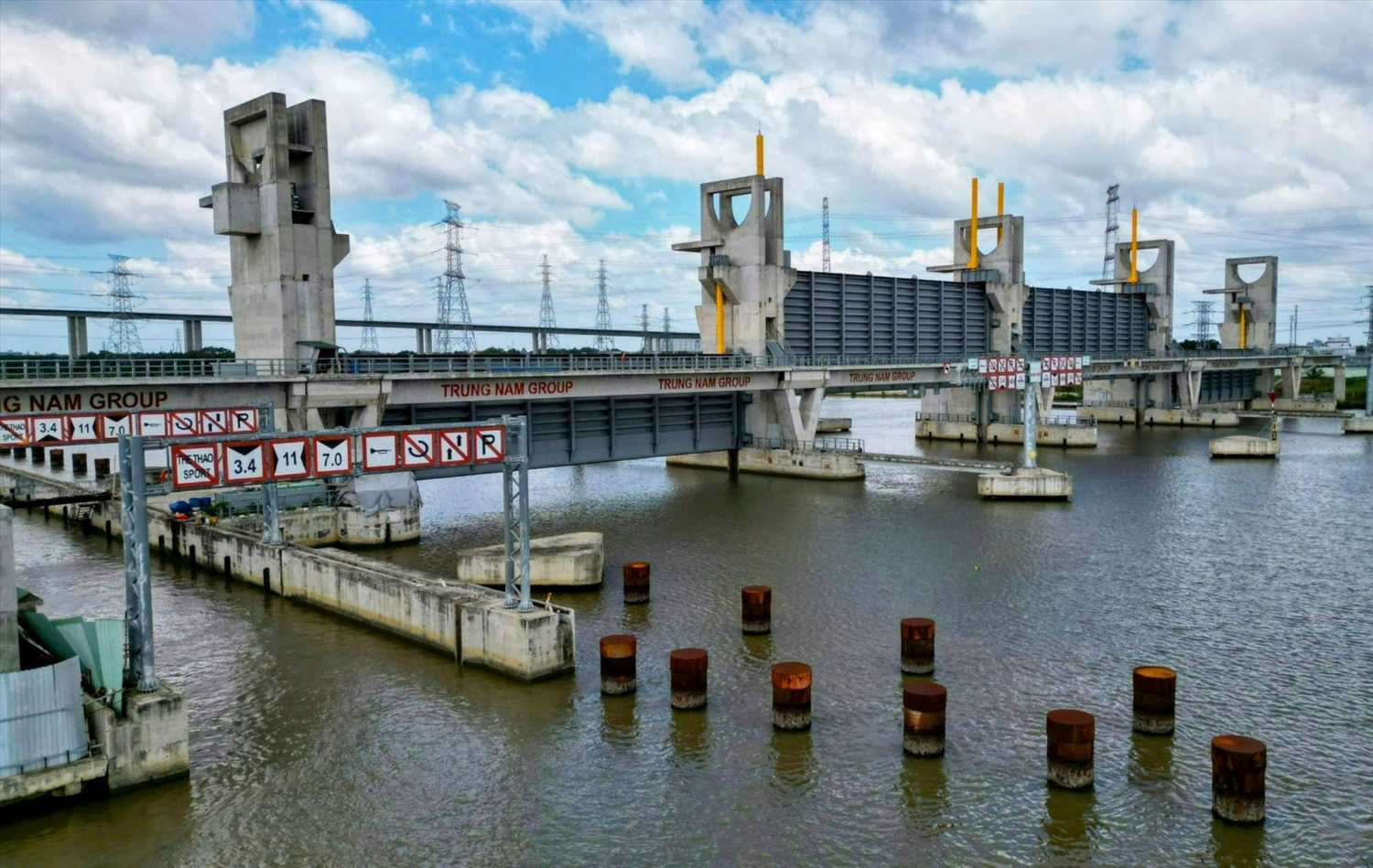 The 10,000 billion VND tidal barrier project in Ho Chi Minh City has stopped construction since 11.2020. Photo: Anh Tu