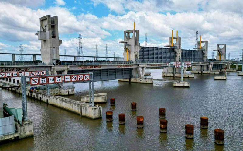 The 10,000 billion VND tidal barrier project in Ho Chi Minh City has stopped construction since 11.2020. Photo: Anh Tu