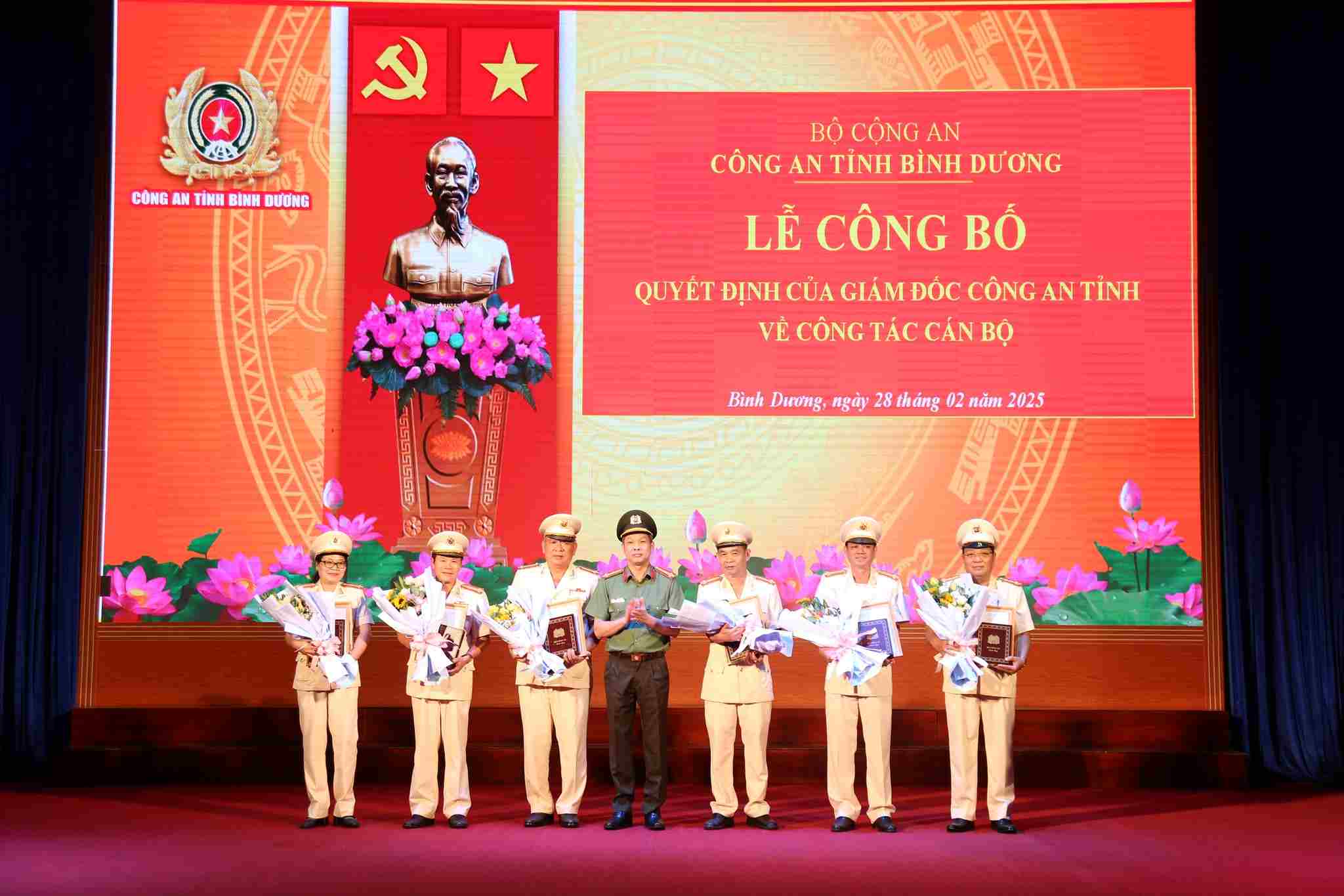 Colonel Ta Van Dep - Director of the Provincial Police Department presented the decision to the retired police officers. Photo: Binh Duong Provincial Police