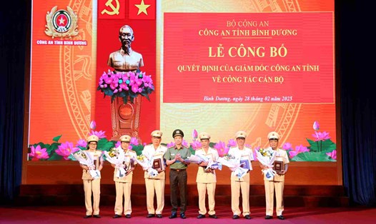 Đại tá Tạ Văn Đẹp - Giám đốc Công an tỉnh trao quyết định cho các cán bộ công an nghỉ hưu. Ảnh: Công an tỉnh Bình Dương