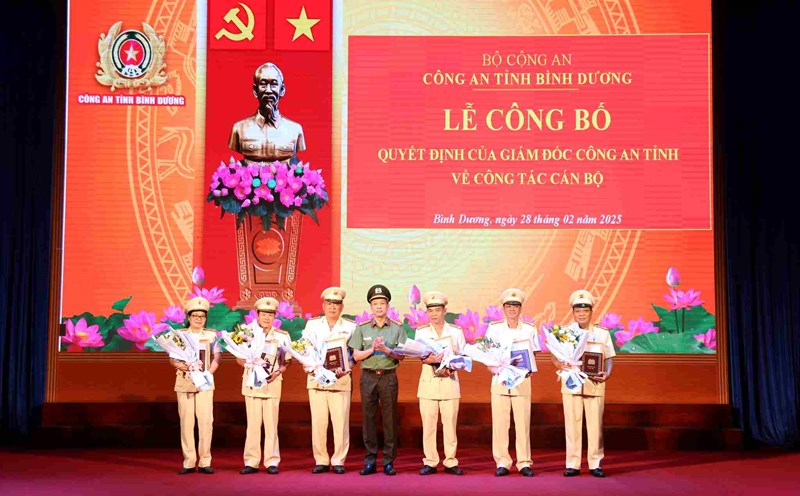 Colonel Ta Van Dep - Director of the Provincial Police Department presented the decision to the retired police officers. Photo: Binh Duong Provincial Police