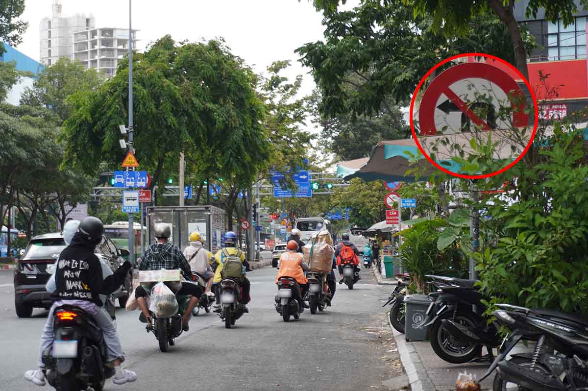 A hidden sign on Ham Nghi Street (District 1) makes it difficult for drivers to observe. Photo: Nhu Quynh