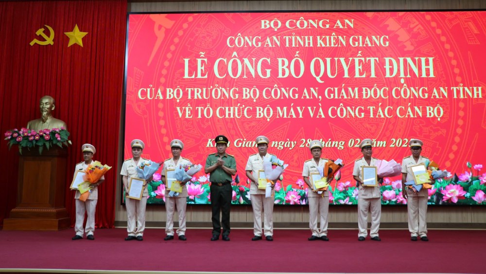 Colonel Nguyen Van Han, Director of the Provincial Police Department, presented the decision to retire early to the police comrades. Photo: Tien Dung