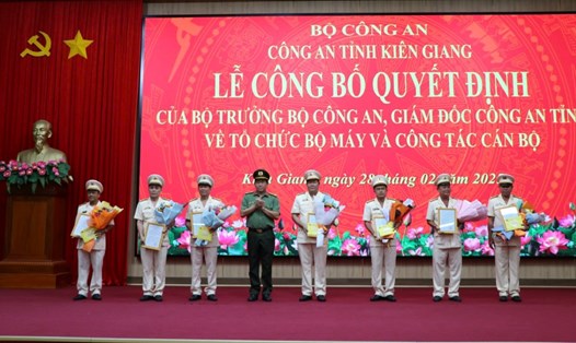 Đại tá Nguyễn Văn Hận, Giám đốc Công an tỉnh trao quyết định nghỉ công tác hưởng chế độ hưu trí trước hạn tuổi cho các đồng chí công an. Ảnh: Tiến Dũng