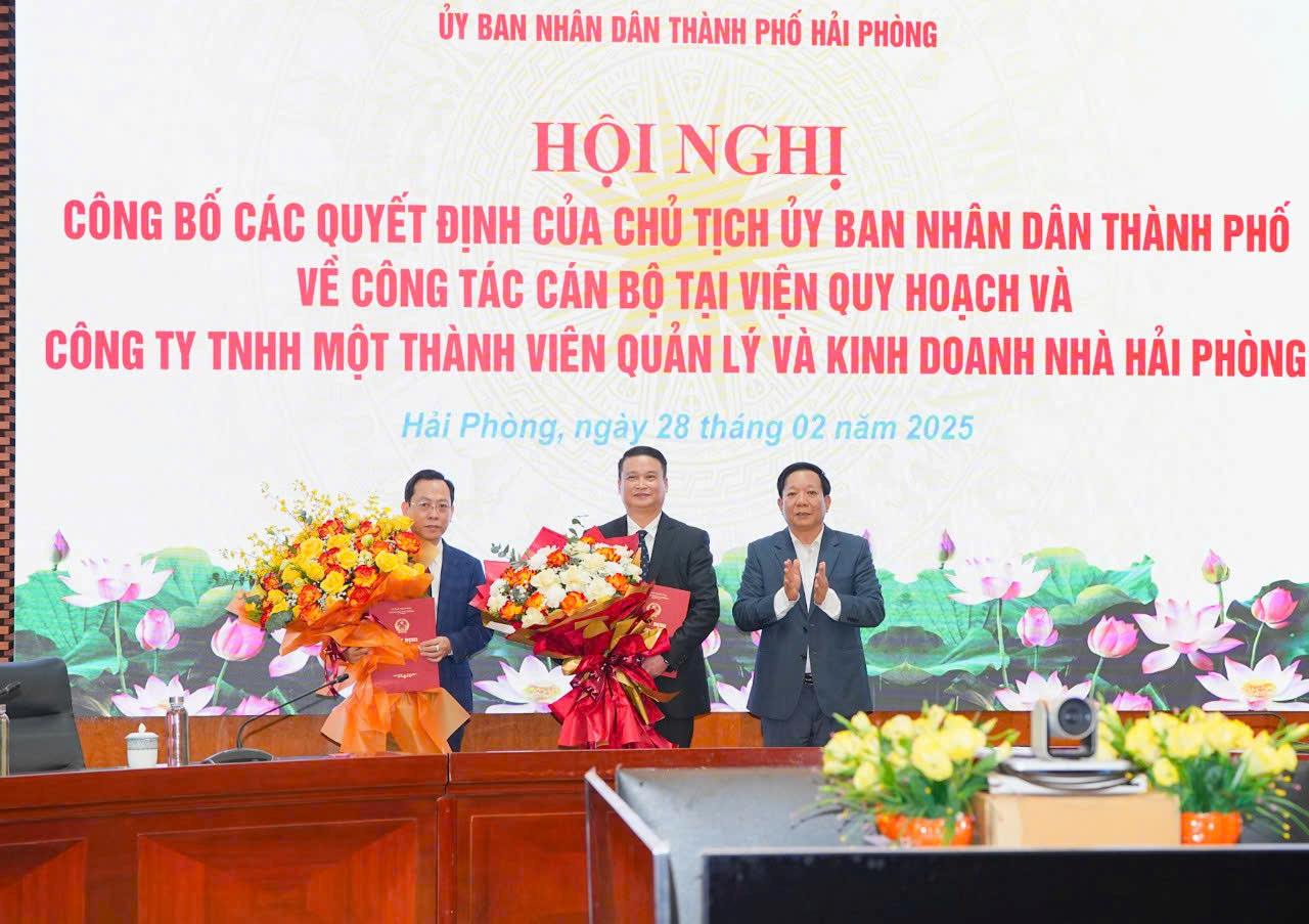 Pho Chu tich UBND thanh pho Nguyen Duc Tho trao Quyet dinh va tang hoa chuc mung ong Chu Ngoc Ha va Pham Duc Hanh. Anh: Cong TTDT Hai Phong