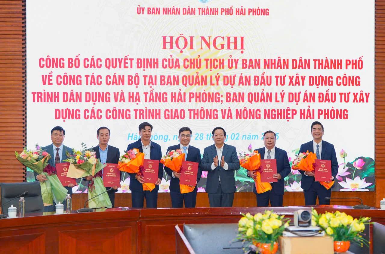 Hai Phong anuncio el trabajo de los cuadros en varias agencias despues de la fusion. Foto: Hai Phong E -Portal