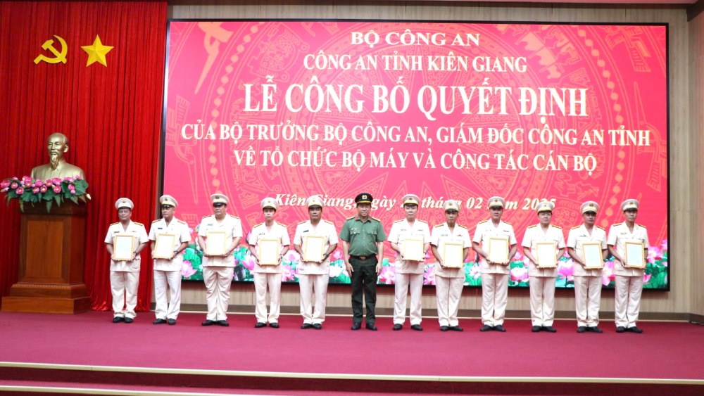 Colonel Nguyen Van Han - Director of the Provincial Police Department presented the decision to 11 Comrades of the professional departments of the Provincial Police Department. Photo: Tien Dung