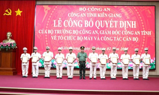 Đại tá Nguyễn Văn Hận - Giám đốc Công an tỉnh trao quyết định cho 11 đồng chí Trưởng các phòng nghiệp vụ thuộc Công an tỉnh. Ảnh: Tiến Dũng