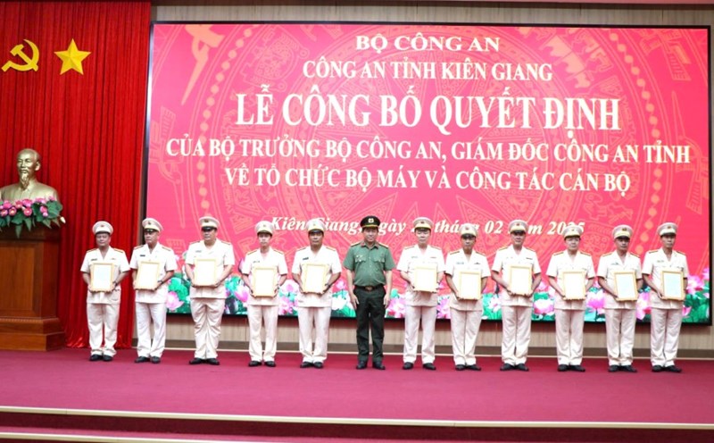 Colonel Nguyen Van Han - Director of the Provincial Police Department presented the decision to 11 Comrades of the professional departments of the Provincial Police Department. Photo: Tien Dung