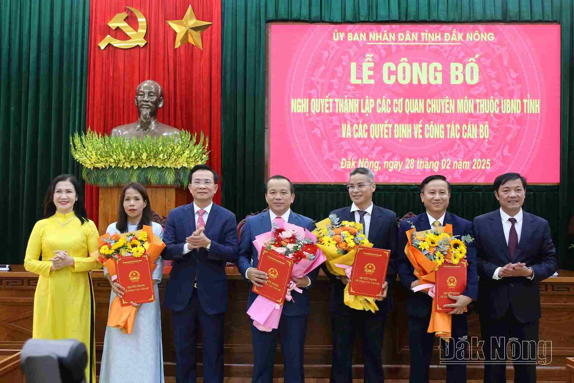 The leaders of the Provincial People's Committee presented the decision to the leaders of many departments and branches after the merger and arrangement. Photo: Lam Hong
