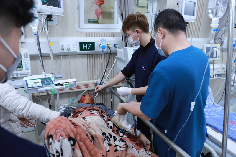 Doctors at Bach Mai Hospital provided emergency care to the patient. Photo: Thuy Linh