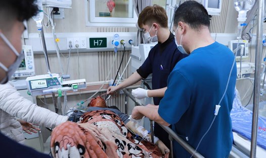 Các bác sĩ Bệnh viện Bạch Mai cấp cứu cho người bệnh. Ảnh: Thùy Linh
