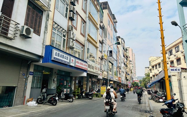 100% of businesses on Nguyen Van Tuyet Street (Dong Da, Hanoi) are open so that people and tourists can solve their personal hygiene needs. Photo: Trang Ha