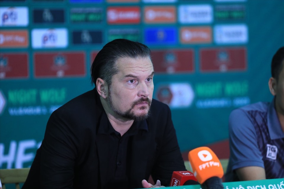 Coach Popov of Thanh Hoa club. Photo: VPF