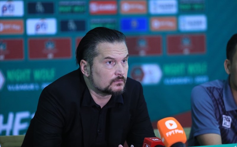 Coach Popov of Thanh Hoa club. Photo: VPF