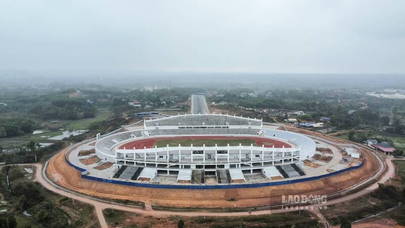 The hundred-billion-dong stadium projects are being urgently constructed. Photo: Lam Thanh