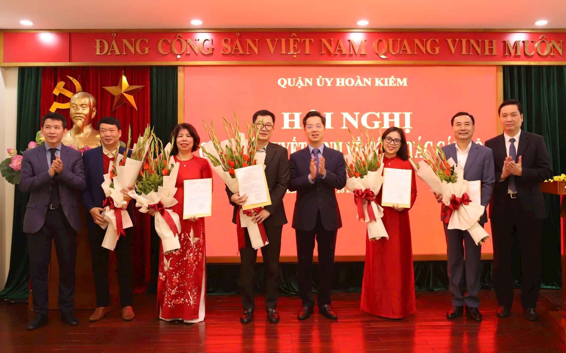 Mr. Vu Dang Dinh - Secretary of the District Party Committee, Chairman of the People's Council of Hoan Kiem District, Hanoi City presented the decision to establish the District Party Committee's Propaganda and Mass Mobilization Committee. Photo: Huong Ly