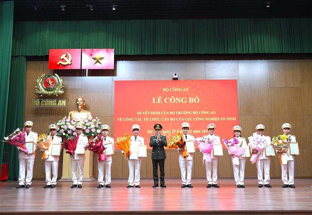 Minister Luong Tam Quang presented the Decision of the Ministry of Public Security on the transfer of the positions of Director and Deputy Director of the Security Industry Department to the leaders. Photo: Ministry of Public Security