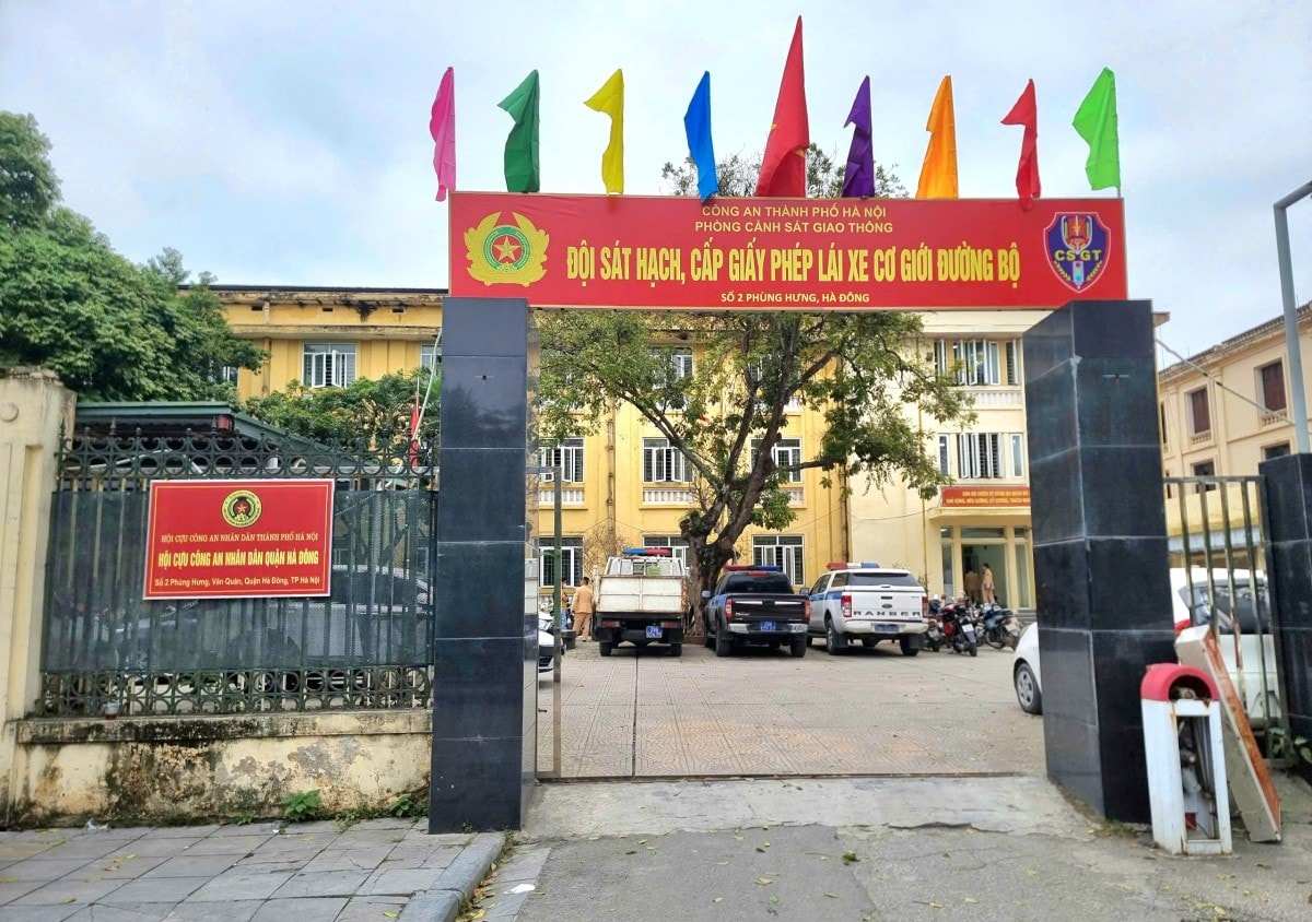 Facility No. 1 receives applications for issuing and renewing driving licenses. Photo: Chu Dung