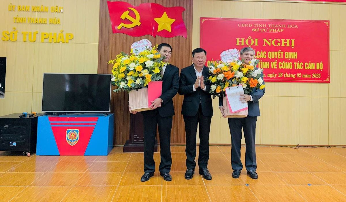 Pho Chu tich Thuong truc UBND tinh Nguyen Van Thi trao quyet dinh, tang hoa chuc mung ong Bui Dinh Son (trai anh) va ong Mai Xuan Binh, tan Giam doc So Tu phap Thanh Hoa (phai anh). Anh: Phuong Linh