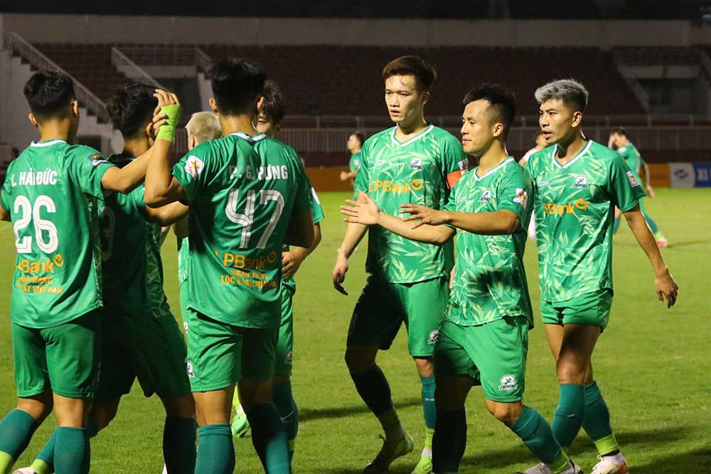 Hoang Duc and Phu Dong Ninh Binh club beat Tre Ho Chi Minh City 3-0. Photo: Minh Duc